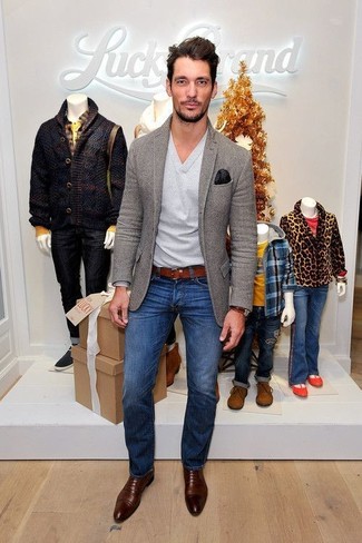 Какие джинсы носить с темно-серым свитером с v-образным вырезом мужчине