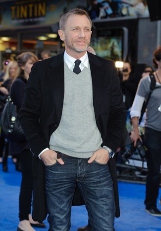 Какие джинсы носить с темно-серым свитером с v-образным вырезом мужчине