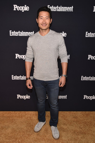 Какие джинсы носить с темно-серым свитером с v-образным вырезом мужчине