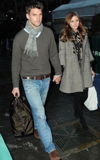 Какие джинсы носить с темно-серым свитером с v-образным вырезом мужчине