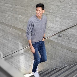 Какие джинсы носить с темно-серым свитером с v-образным вырезом мужчине