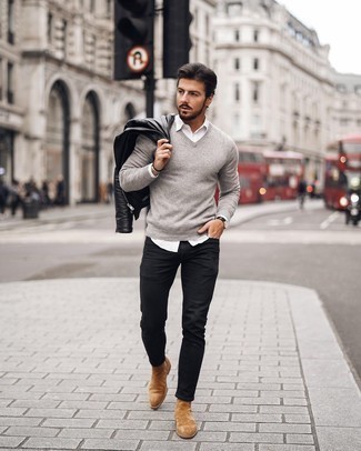 Какие джинсы носить с темно-серым свитером с v-образным вырезом мужчине