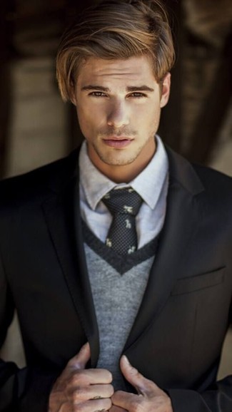 С чем носить темно-серый свитер с v-образным вырезом мужчине