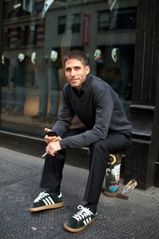 С чем носить темно-серый свитер с v-образным вырезом мужчине