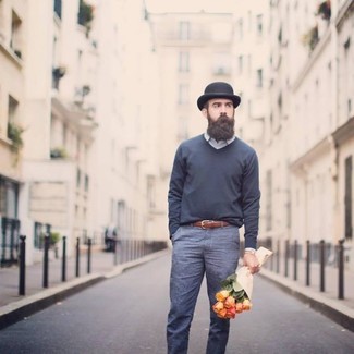 С чем носить темно-серый свитер с v-образным вырезом мужчине