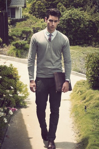 С чем носить темно-серый свитер с v-образным вырезом мужчине