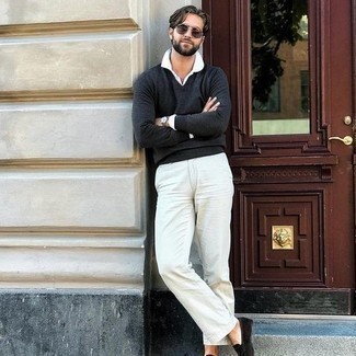 С чем носить темно-серый свитер с v-образным вырезом мужчине