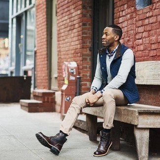 С чем носить темно-серый свитер с v-образным вырезом мужчине