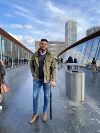 С чем носить темно-серый свитер с v-образным вырезом мужчине