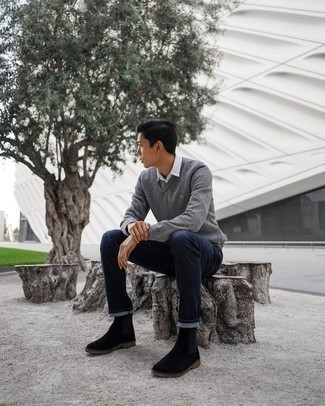 С чем носить темно-серый свитер с v-образным вырезом мужчине