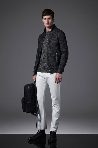 Какие джинсы носить с темно-серой университетской курткой мужчине