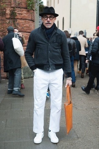 Как носить темно-серую университетскую куртку с белыми брюками чинос