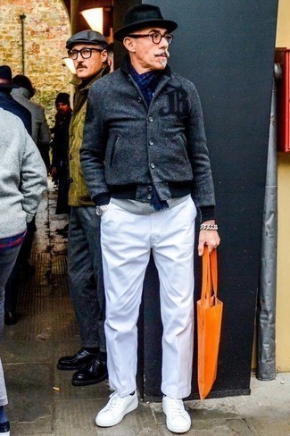 Как носить темно-серую университетскую куртку с белыми брюками чинос