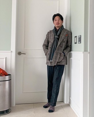 С чем носить темно-серый шарф в вертикальную полоску мужчине