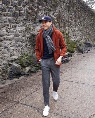 С чем носить темно-серый шарф в вертикальную полоску мужчине