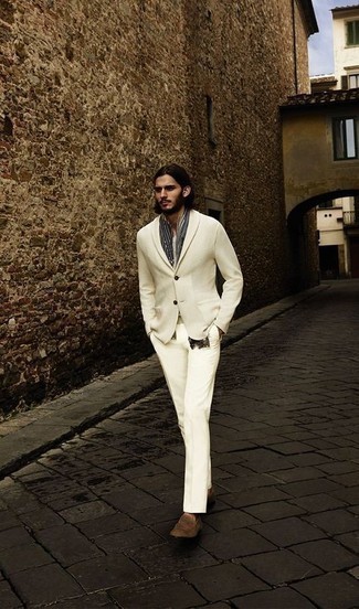 С чем носить темно-серый шарф в вертикальную полоску мужчине