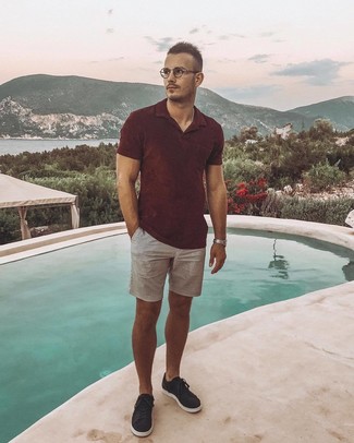 С чем носить темно-серые шорты в вертикальную полоску мужчине