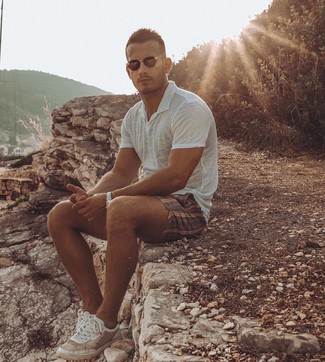 С чем носить темно-серые шорты в вертикальную полоску мужчине