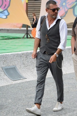 Какие брюки чинос носить с темно-серым жилетом