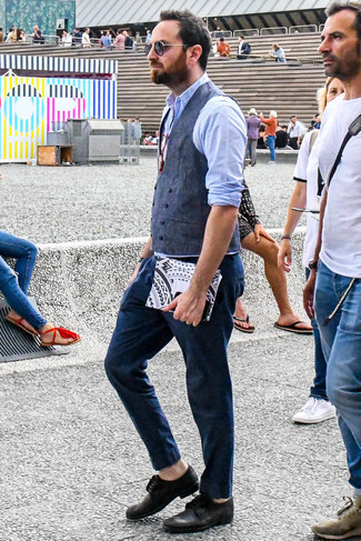 Какие брюки чинос носить с темно-серым жилетом