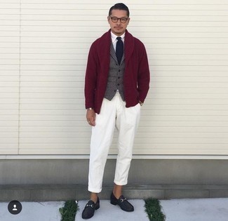 Какие брюки чинос носить с темно-серым жилетом