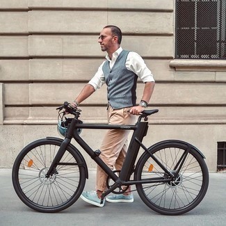 Какие брюки чинос носить с темно-серым жилетом