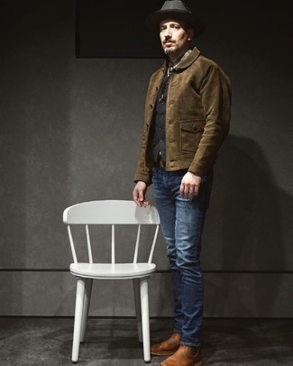 Какие джинсы носить с темно-серым жилетом