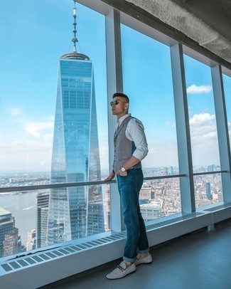 Как носить темно-серый жилет с темно-синими джинсами