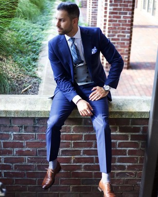 Как носить темно-серый жилет с темно-синим костюмом