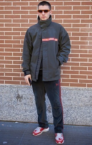 Какие кроссовки носить с темно-серой ветровкой мужчине