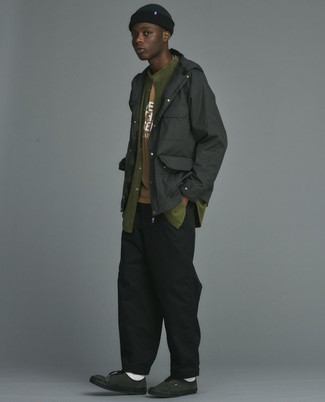 Какие брюки чинос носить с темно-серой ветровкой