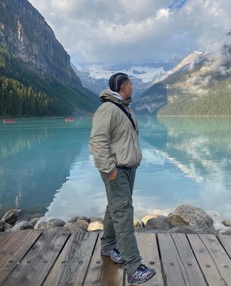 Какой худи носить с темно-серой ветровкой мужчине