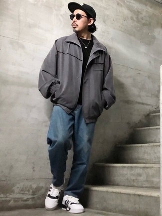 Какие джинсы носить с темно-серой ветровкой мужчине