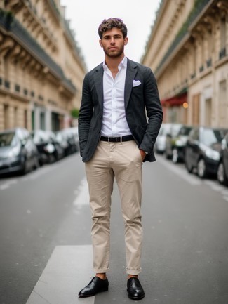 Как носить темно-серый шерстяной пиджак с бежевыми брюками чинос