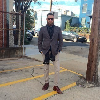 Как носить темно-серый шерстяной пиджак с бежевыми брюками чинос