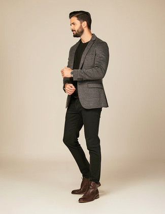 Как носить темно-серый шерстяной пиджак с черными джинсами мужчине