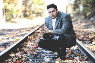 Как носить темно-серый шерстяной пиджак с черными джинсами мужчине