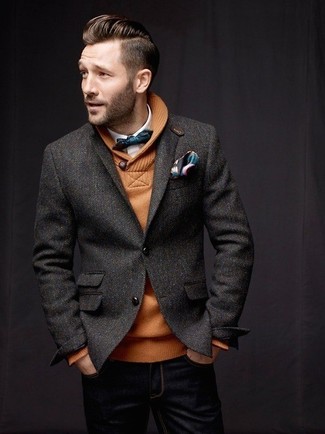 Как носить темно-серый шерстяной пиджак с черными джинсами мужчине