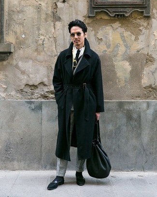 Как носить темно-серый шерстяной пиджак с черными замшевыми лоферами мужчине