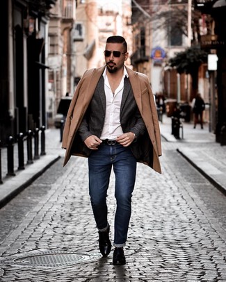 Как носить темно-серый шерстяной пиджак с синими джинсами мужчине