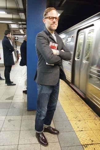 Как носить темно-серый шерстяной пиджак с синими рваными джинсами мужчине