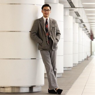 Как носить темно-серый шерстяной пиджак с серыми джинсами мужчине