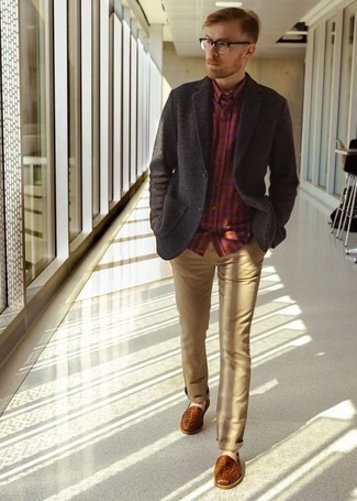 Как носить темно-серый шерстяной пиджак с светло-коричневыми брюками чинос