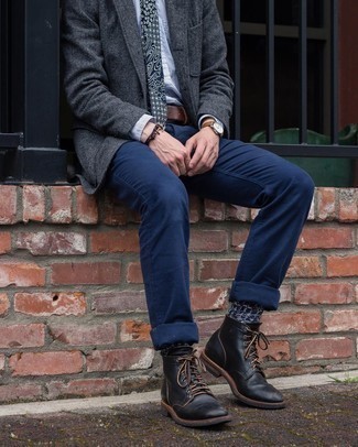 Как носить темно-серый шерстяной пиджак с темно-синими брюками чинос