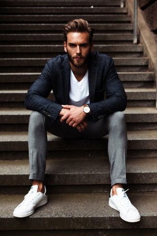 Как носить темно-серый шерстяной пиджак с белыми низкими кедами мужчине