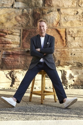 Как носить темно-серый шерстяной пиджак с белыми низкими кедами мужчине