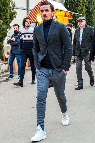 Как носить темно-серый шерстяной пиджак с белыми низкими кедами мужчине