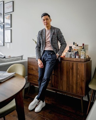 Как носить темно-серый шерстяной пиджак с белыми низкими кедами мужчине