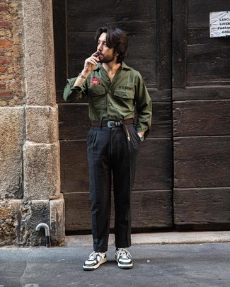 С чем носить темно-серые шерстяные брюки чинос