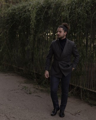 С чем носить темно-серый шерстяной двубортный пиджак мужчине